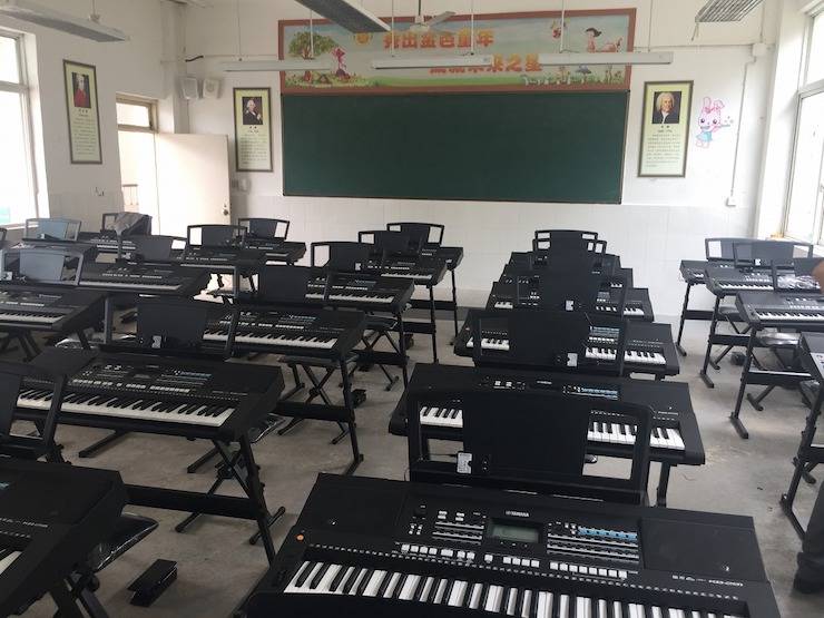 热博rb88乐器爱心捐赠行动在四川金堂县举办 ——与音乐牵手 随幸福成长