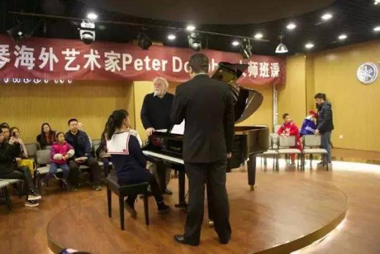 【回顾】热博rb88海外艺术家Peter Donohoe成都雅音大师班讲座活动圆满落幕！