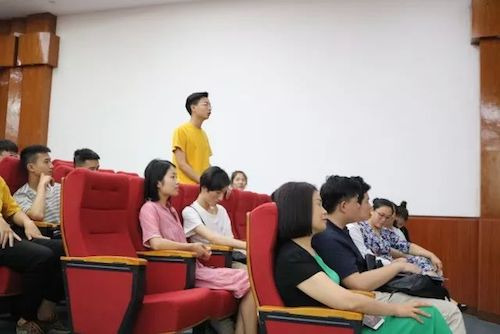 热博rb88艺术家石叔诚与特邀艺术家顾平受邀于成都大学东盟艺术学院、音乐与舞蹈学院艺术实践周开展公开课